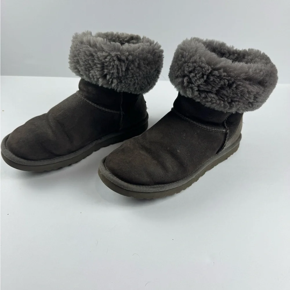 UGG Classic Short ll boots in gray size 8